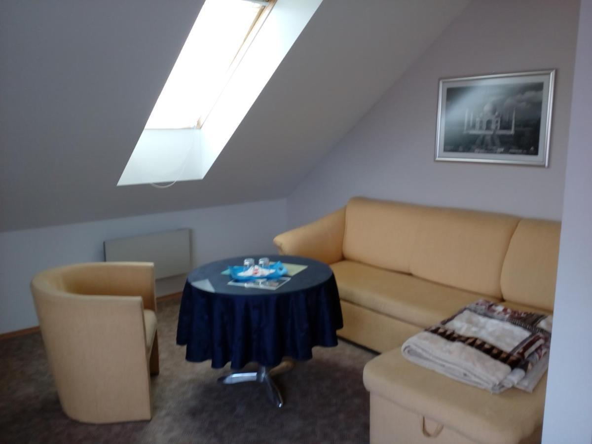 Platanus Bed and Breakfast Beckov Buitenkant foto