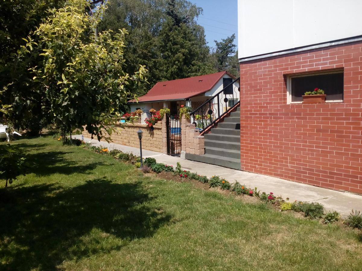 Platanus Bed and Breakfast Beckov Buitenkant foto